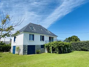 Carnac: Spacious 4-Bedroom House, Sleeps 8-10, Large Terrace, Close to Beach and Downtown - Image 3