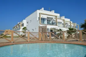 Appartement au 1er étage avec vue sur la mer, wifi gratuit, piscine communautaire. - Image 5
