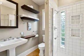 Perry District Superb Quality Perfect Location - Image 4