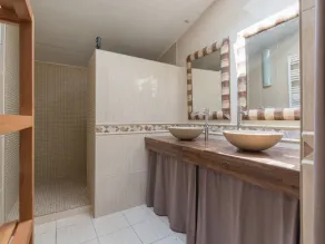 Jolie maison avec piscine intérieure et sauna - Image 3