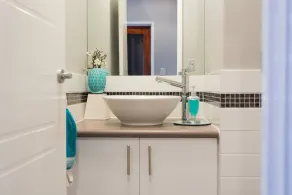 Two story Scarborough home (2 min to beach) - Image 2