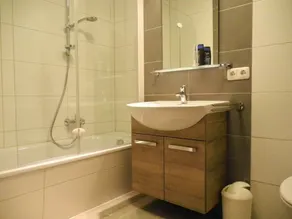 Appartement moderne, spacieux et calme avec piscine et sauna - Image 3