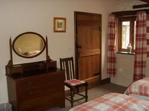 Bramble Cottage (Sleeps 5. 2 Bedrooms) Indoor heated pool and fishing lake - Image 4