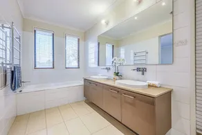 Stylish Luxe House For Big Group Near Shopping Center - Image 5