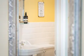 Romantic hot tub getaway moments from the sea front - Image 3