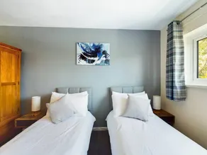 Tranquil Telford Retreat - 3 Bedroom House - Image 4