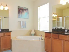 Luxe 3 Chambres, 2 salles de bain Piscine Accueil Sur le lac. - Image 2