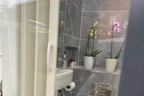 3-Bed House Sleeps 4 with Free Parking - Image 3