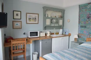 Delightful quiet space, very close to the town & promenade. - Image 4