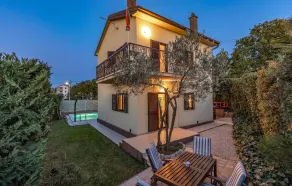 Preciosa casa en Soline - Image 3