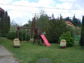 Holiday home with air conditioning and garden - Image 2
