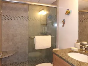 Beachblock condo with pool and only steps from the beach - Image 2