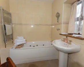 Country Retreat - Ideal for Touring - Image 4