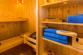 Villa familiare in completa privacy con piscina riscaldata, parco per bambini, sauna e portineria - Image 4