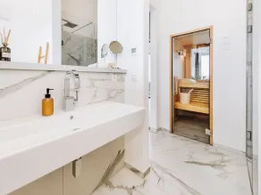 FISCHER:IN Vacation Rental in Ummanz. Panoramic sauna with a stunning view of the water. Spacious sun deck for relaxing vacation moments. The ultimate in sleeping comfort with box-spring beds. Insect Screen - Image 3