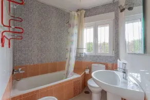 Bungalow with gardens and pool - Image 2