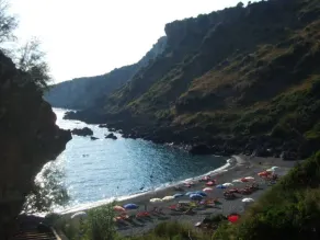 Habitation typique avec jardin & vue sur la mer dans la baie - Image 4