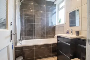 Bright and Stylish 3-Bed Flat in Glasgow - Image 3