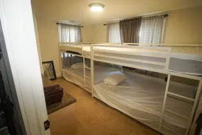 BEAUTIFULLY RENOVATED HOME WITH YARD. WE ARE PET FRIENDLY. - Image 5