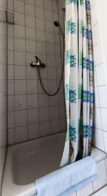 Ferienwohnungen-Neue-Tiefe-Wohnung-Kleiderbuegel - Image 3