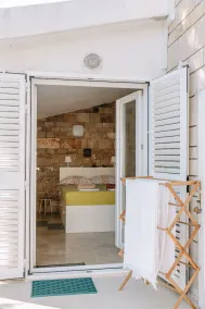 Maison d'architecte avec grandes terrasses ombragées en front de mer. - Image 4