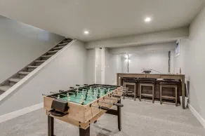Spacious family retreat with backyard & theater room - Image 2