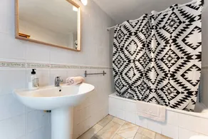 Apartamento com Excelente Localização com Vista para o Mar, Piscina & Wi-Fi - Image 2