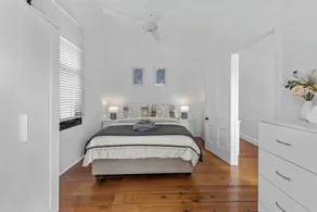 Contemporary Character! 3Bed/1.5Bath/1Car~New Farm - Image 3