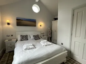 Stunning Beach House - Sleeping 4 in 2 Bedrooms - Pool and Beach Access Included. - Image 3