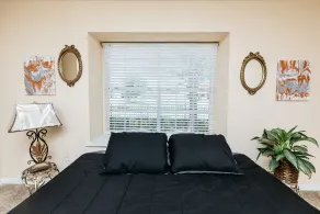 Spacious Stylish 1 BR Pad by City Center - Image 5