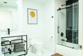Luxurious 2bd/2ba Condo in Wynwood w/ Pool & FREE Parking - Image 5