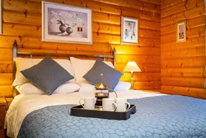 Luxury log cabin with veranda nestled in Kenwick Park, Louth - Image 4