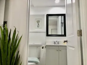 Private 1BR Suite w Full Kitchen & Laundry - Image 4