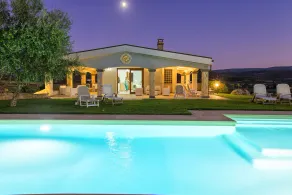 Charming Luxury Villa: Exclusive use and independent swimming - Image 4
