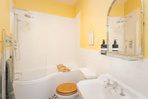 Romantic hot tub getaway moments from the sea front - Image 4
