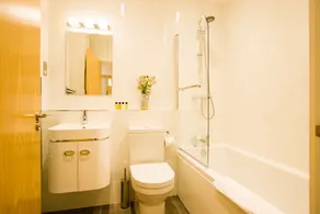 Stylish Spacious Apartment in Central Windsor - Image 3