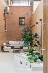 Square Rooms by Charming, cerca del aeropuerto y con un pequeño gimnasio - Image 4