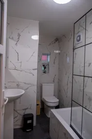 Lovely Family Home in Rainham. A home away from home, a perfect choice for stays - Image 2