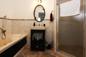 The 1801 House: A beautiful historic home in the Ste Genevieve Historic District - Image 5