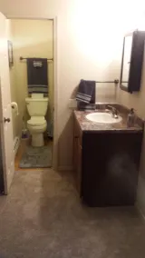 Rénové 2 chambres, 2 salles de bain avec bain à remous. - Image 4