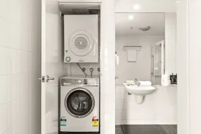 Sleek 1-Bed by Jubilee Park with Pool - Image 3