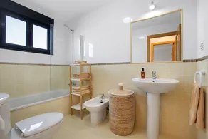 Ferienhaus 'Sunny Home' mit Pool, Garten & WLAN - Image 3