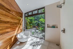 Villa Tropicale de Luxe en Bambou avec Piscine Entourée par la Jungle et à Deux Pas de la Plage - Image 4