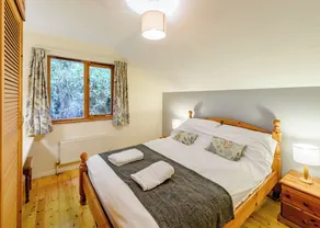 Timber lodge set by the lake with one double and one twin. - Image 2