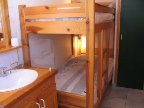 Ljus lägenhet på bottenvåningen, - Image 3