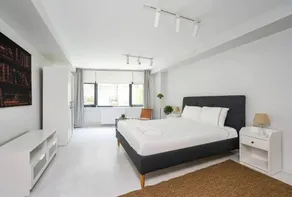 This apartment is a 2 bedroom(s), 1 bathrooms, located in Şişli, İstanbul. - Image 3