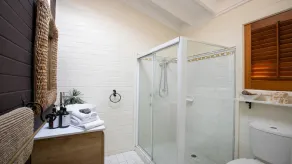 10 minute walk to Copacabana Beach, shops and cafes - Image 2