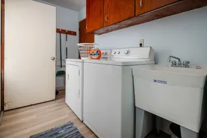 Bright and Delightful Renovation, Single Level, Fenced Backyard, 3 Blocks to MAX, 25 Min to Portland - Image 2