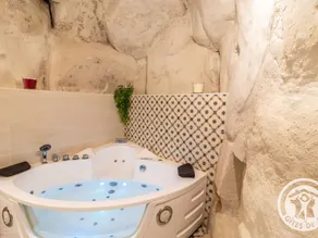 Gîte troglodyte unique avec jacuzzi, billard et jardin, près de Doué La Fontaine et Saumur - Image 4