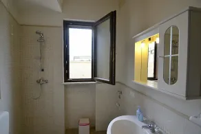 Borgo Salino C: un apartamento de tres pisos característico y acogedor en el estilo característico de la campiña de Apulia. - Image 3
